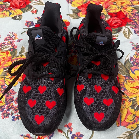 Adidas valentine’s Day Red Heart Sneakers men’s size 6, women’s size 7 - Picture 1 of 7